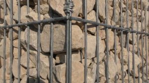 Столбы для ворот из габионов.