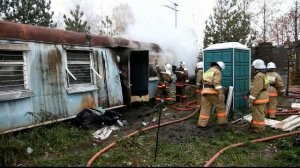 Горит строительный вагончик