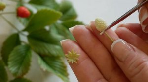 Земляника из полимерной глины на молдах Flowerportrait