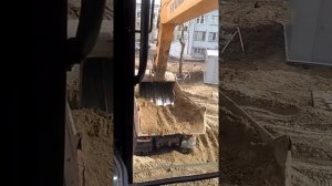 Правильная погрузка самосвалов экскаватором с кучи, полки.