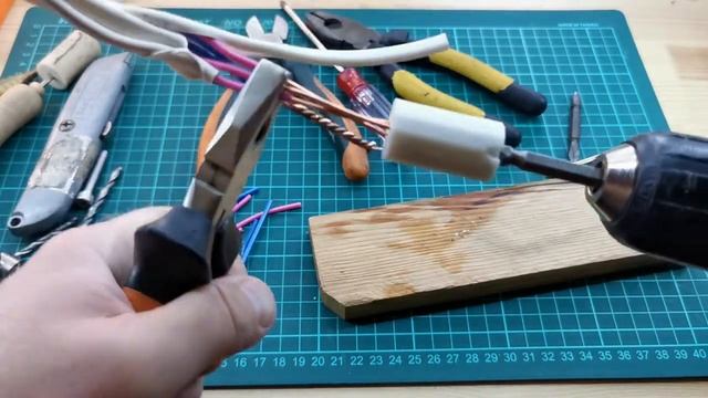 Не каждый мужик откажется от приспособления, которое я сделал для аккуратной скрутки проводов.