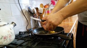 Как пожарить яичницу без мамы. How to fry an egg.