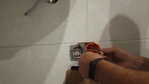 Установка подрозетников и розеток в ванной комнате