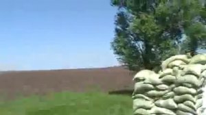Украинских военных в Мариуполе смиряет простой мужик 09.05.2014