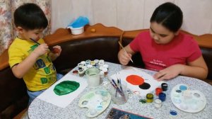 Дети рисуют красками. Развивающие видео для детей