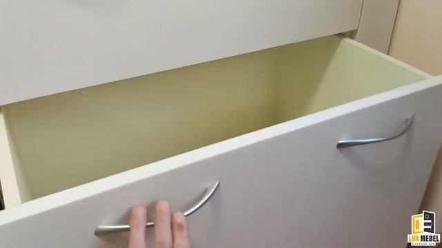 ? Светлая кухня, а также мебель в прихожую, уютно вписываются в интерьер квартиры.