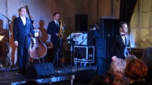 Джазовая песня Синатры "Нью-Йорк, Нью-Йорк"..