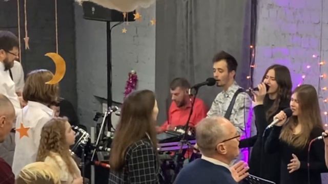 Звуки Рождества... пение... молитвы... голоса... смотреть онлайн