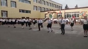 1 сентября 2022г. танец "Учат в школе"