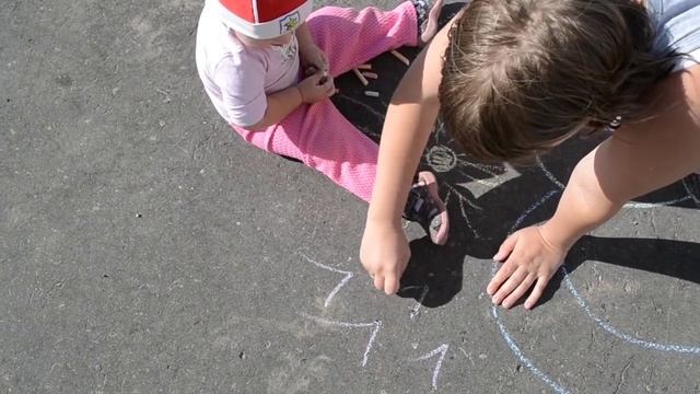 Развивающие игры. ДЕТСКОЕ РИСОВАНИЕ МЕЛОМ (МЕЛКАМИ)! Рисуем с ребенком мелом на асфальте!