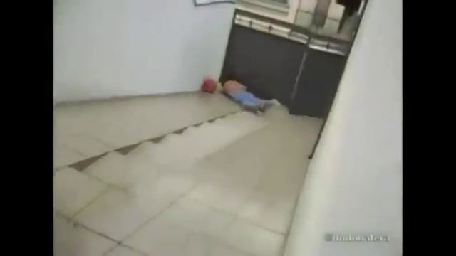 Съехал по лестнице смотреть онлайн