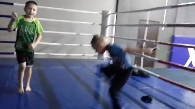 Учимся прыгать на скакалка! !!))) смотреть онлайн