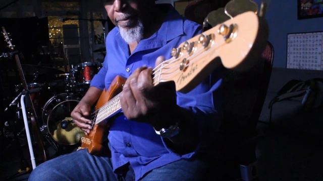 Fender Jazz Bass Deluxe Loop смотреть онлайн