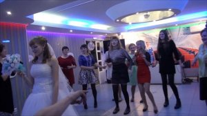 Свадьба. Невеста бросает букет.