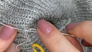 Эластичная обработка горловины на не эластичной пряже. Обвязка горловины снизу вверх.
