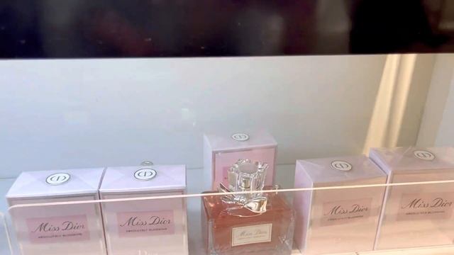 Много новинок,гуляю в магазине где много духов и Zara.#dior #givenchy #scandal #celine #prada смотреть онлайн