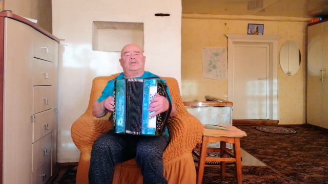 КИНО ВАСЬ ПОЁТ ПО КОМИ ПЕСНЮ С ПРАЗДНИКА =ВАСИЛЕЙ= ПРО ДЕВИЦУ, КОТОРАЯ ЖДЁТ ПАРНЯ ГАРМОНИСТА С АРМИ