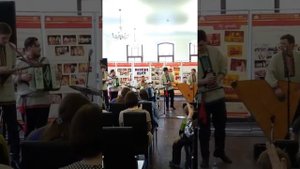 Девочка играет на гармошке