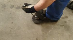 BMW E39 3.0i rear wheel bearing change in a car service work shop // E39 Замена заднего подшипника