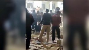 32 человека погибли и почти полторы сотни получили...е теракта в мечети пакистанского города Пешавар