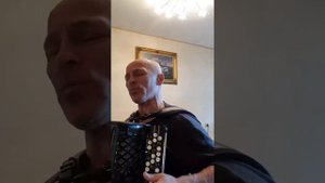 Красиво поёт и играет на баяне