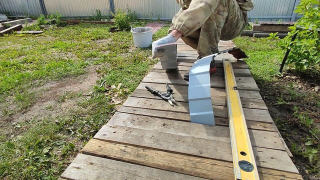 Максимально бюджетная отделка цоколя дома.