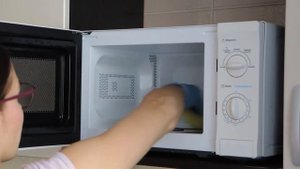 ВОНЯЕТ, зато РАБОТАЕТ: чищу микроволновку УКСУСОМ