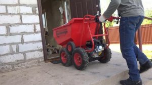 МОТОМУЛ поднимает груз по ступенькам (мини думпер, мини самосвал МОТОМУЛ)