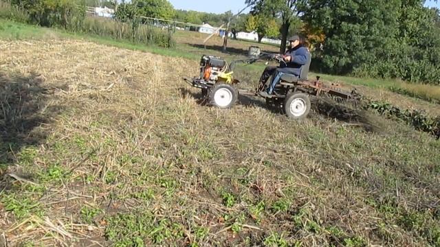 Уборка бурьяна с огорода мотоблок Карвер и самодельными граблями.Вот что получилось. смотреть онлайн