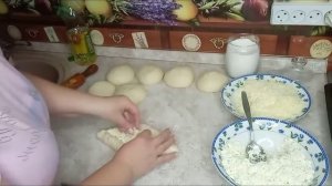 Хачапури по-аджарски с сыром и творогом.
