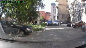 Женщина паркуется