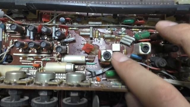 ЛЮДИ НАШЕЛ СТАРЫЙ РАДИОПРИЕМНИК! РЕШИЛ ОТКРЫТЬ, И ТАМ ОКАЗАЛОСЬ ЕСТЬ ЗОЛОТО, И СЕРЕБРО