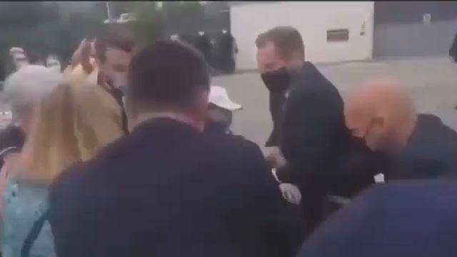 👋Президенту Франции Эммануэль Макрону дали пощечину во время общения с гражданами.
