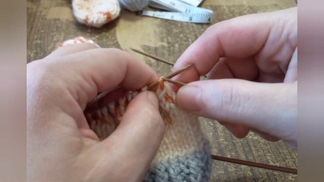 Носочки детские на четырех спицах без шва. Носки на любой размер.