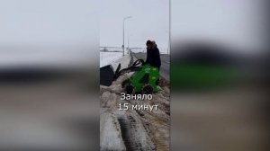 Мини-погрузчик Frontmen. Уборка снега на остановке