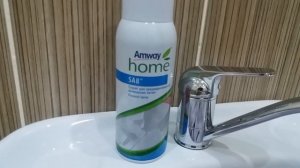 Использование спрея для предварительного выведения пятен SA8 компании AMWAY.