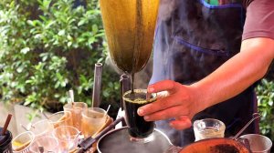 Бариста в Бангкоке улице - тайская уличная еда.