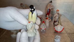 Барахолка на диване.Фарфоровые статуэтки