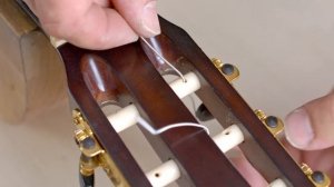 Как заменить струны на классической гитаре. Наглядно показываю как увязывать. Рассказываю о нюансах