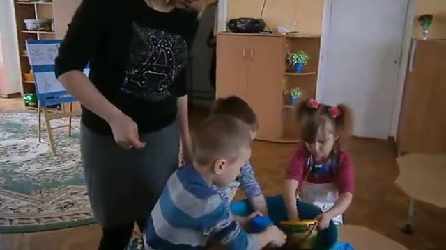 Хозяйственно-бытовой труд - мытьё игрушек смотреть онлайн