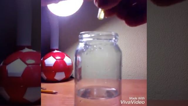 Что будет?если жидкость из неоновых палочек вылить в воду смотреть онлайн