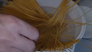 Спагетти в чесночно - сливочном соусе