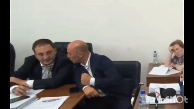 Астамур Герхелия, Лаша Ашуба и Астамур Аршба развлекаются во время обсуждения передач русским Сухум