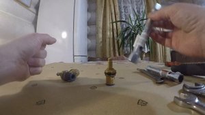 Как выкрутить закисшую ( прикипевшую) кран-буксу из смесителя.