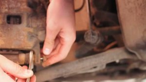 01. Как открутить передний тормозной суппорт для замены колодок