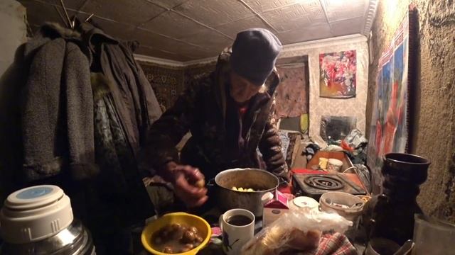 НА ПОЧТУ НЕ ДОШЛИ? КУЧА СНЕГА БАБУШКА НЕ ПРОШЛА / ГОТОВКА В ТРЕШ УСЛОВИЯХ ЗА 0 РУБЛЕЙ смотреть онлайн