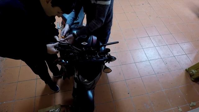 Cambiamo manubrio alla CB 650 F смотреть онлайн