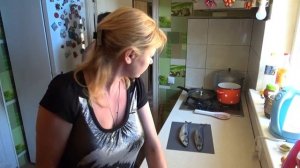 кухонные дела, готовлю есть, заготовки заморозки для пёсиков, солю скумбрию, голодная как волк.