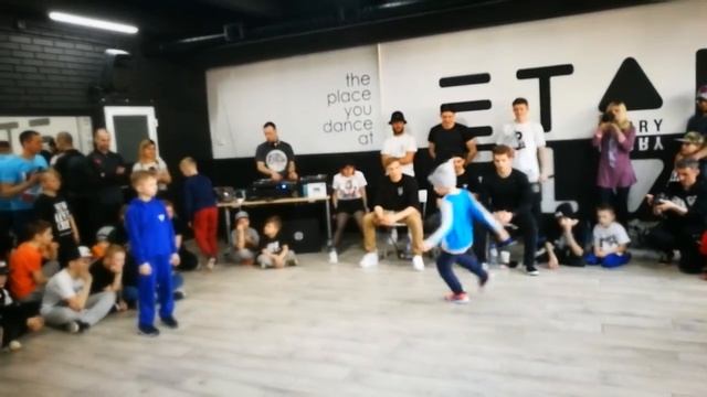 Эдвард на батле. Чемпионат по брейкдансу. смотреть онлайн