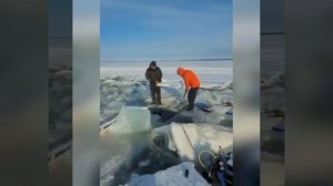 Извлекают водолазы грузовик в Приамурье